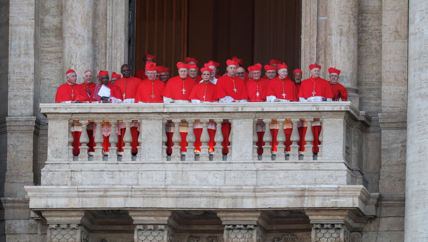 Mit meséltek a konklávén résztvevő bíborosok? 1 conclave 2025 balcony Custom