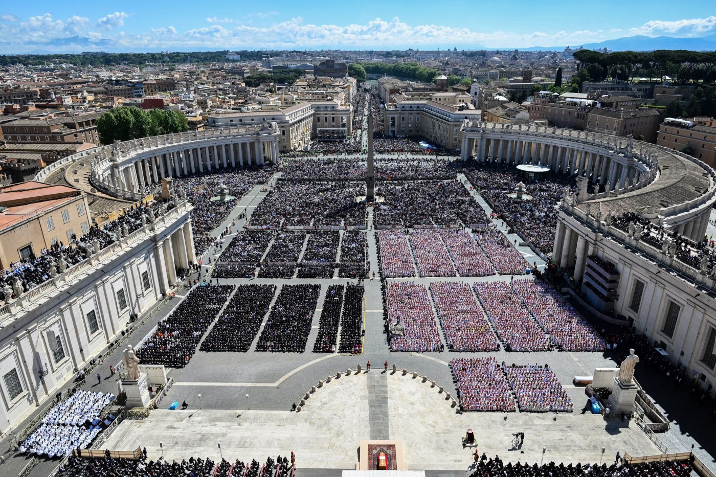 A világ főhajtása Péter utódja előtt: Az isteni hatalom megnyilvánulása 1 pope francis funeral st peter square drone Custom