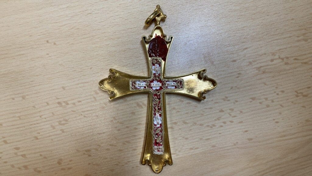 A XIV. Leó pápa keresztjében elrejtett szentek 3 Leo papa kereszt