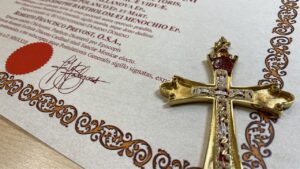 A XIV. Leó pápa keresztjében elrejtett szentek