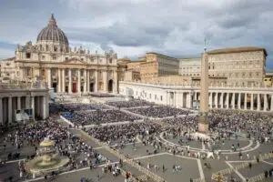 Demokratikusabbá kellene-e tenni az egyházat?