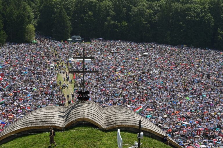Miért megy el több százezer ember Csíksomlyóra minden évben? 1 Miért megy el több százezer ember Csíksomlyóra minden évben?