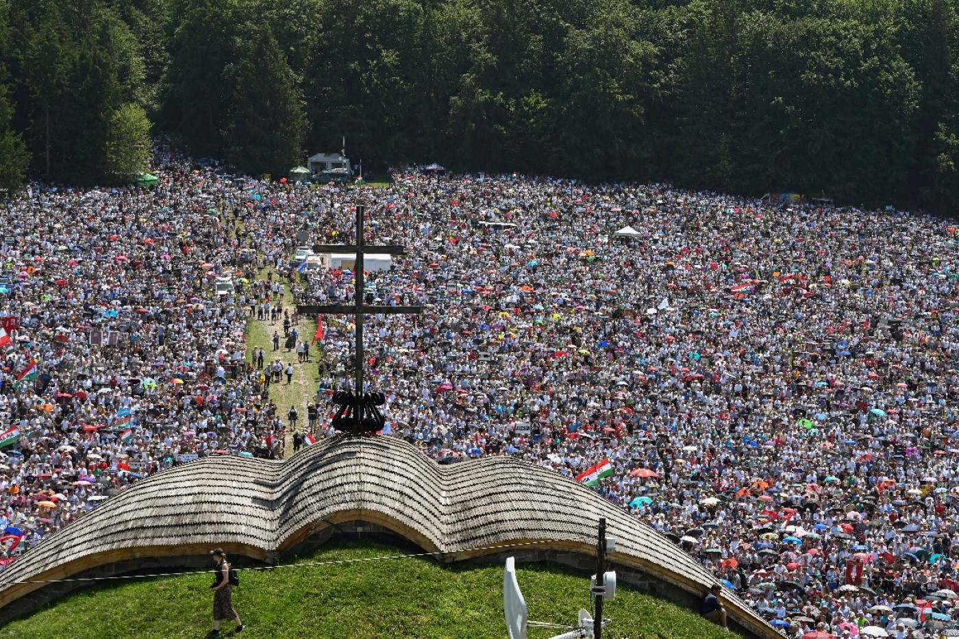 Miért megy el több százezer ember Csíksomlyóra minden évben? 1 csiksomlyo 2025 Custom
