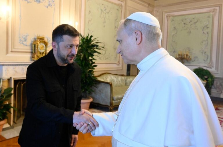 Leó pápa fogadta Zelenszkij elnököt a nyári rezidencián: a Vatikán továbbra is kész közvetíteni a béke érdekében