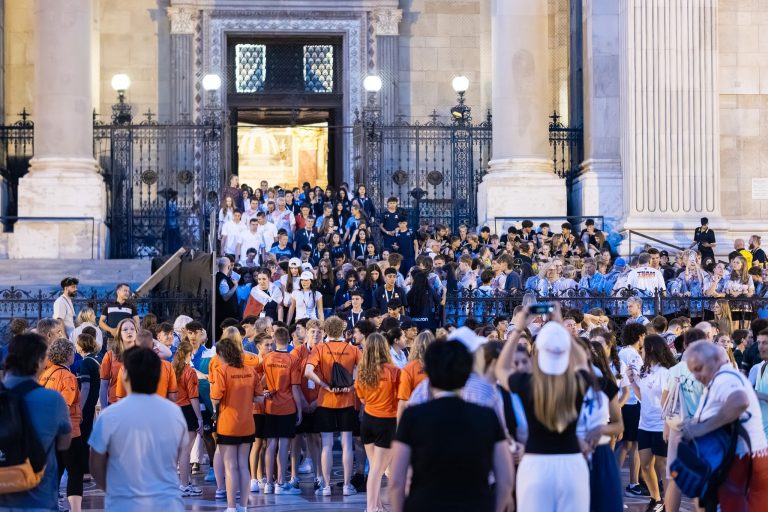 XIV. Leó pápa üzenete a budapesti nemzetközi katolikus diákjátékokra: A hit fényében sportoljatok! 6 XIV. Leó pápa üzenete a budapesti nemzetközi katolikus diákjátékokra: A hit fényében sportoljatok!