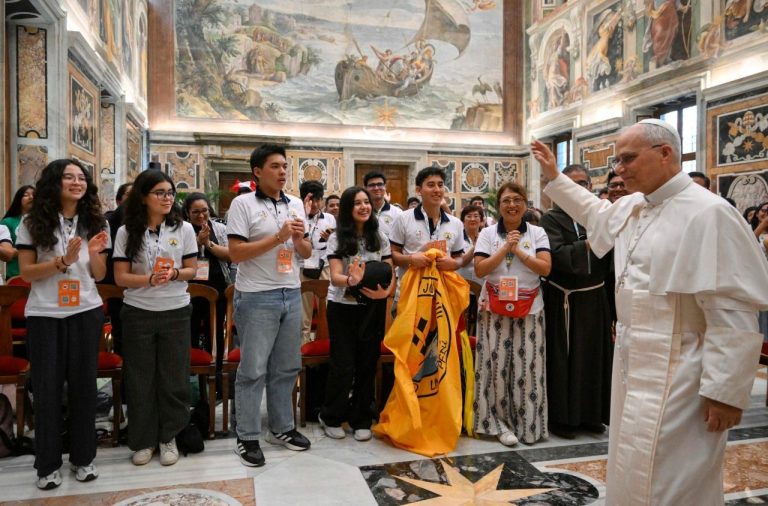 Leó pápa a perui fiatalokhoz: a szentév ne csak fotók és emlékek sora legyen, osszátok meg az örömöt 7 Leó pápa a perui fiatalokhoz: a szentév ne csak fotók és emlékek sora legyen, osszátok meg az örömöt