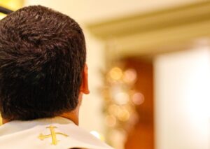 Egy pap rendkívüli nagyböjtje