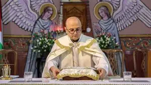 Az izraeli bombázásban megsérült gázai pap a plébániai közösségre gyakorolt hatásról beszél