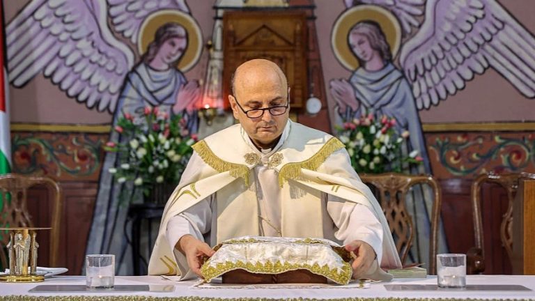 Az izraeli bombázásban megsérült gázai pap a plébániai közösségre gyakorolt hatásról beszél 3 Az izraeli bombázásban megsérült gázai pap a plébániai közösségre gyakorolt hatásról beszél