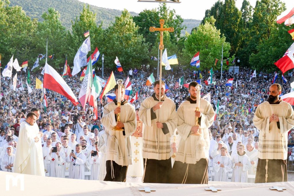 Megkezdődött a 36. Ifjúsági Fesztivál Medjugorjéban – Chullikatt nuncius: „Medjugorje egy megújult út kezdete” 2 Megjudorje Ifjusagi Fesztival 2025 2 Egyedi