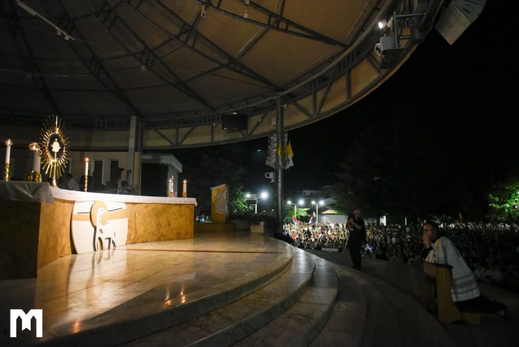 Megkezdődött a 36. Ifjúsági Fesztivál Medjugorjéban – Chullikatt nuncius: „Medjugorje egy megújult út kezdete” 3 Megjudorje Ifjusagi Fesztival 2025 szentsegimadas Egyedi