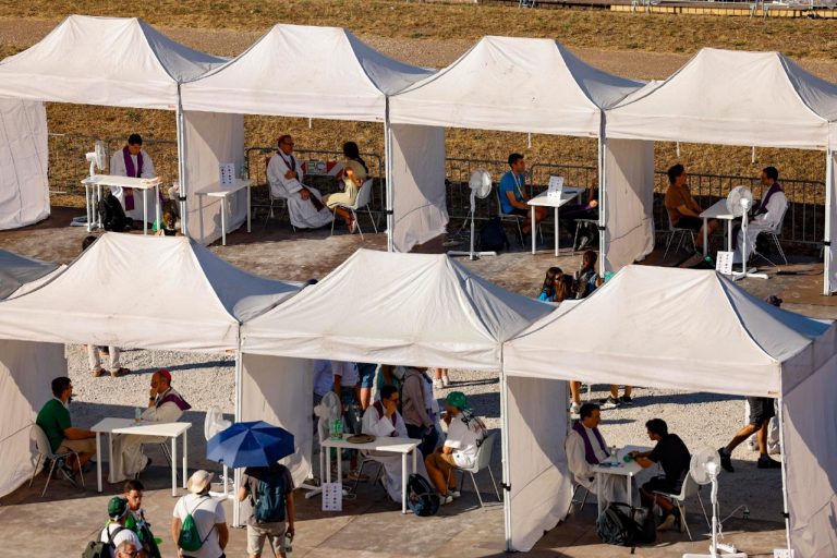 Fiatalok bűnbánati napja a Circus Maximus gyóntatófülkéiben: A változást magukon kezdik 2 Fiatalok bűnbánati napja a Circus Maximus gyóntatófülkéiben: A változást magukon kezdik