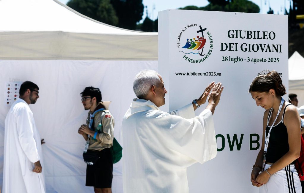 Fiatalok bűnbánati napja a Circus Maximus gyóntatófülkéiben: A változást magukon kezdik 4 fiatalok bunbanati napja 7