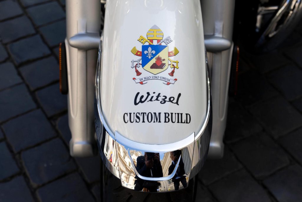 Ajándék BMW motor Leó pápának, melynek ára a madagaszkári gyermekeket segíti 2 542681244 1361196769347761 1199034473496984519 n