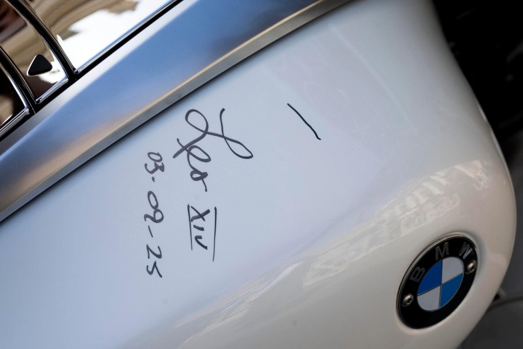 Ajándék BMW motor Leó pápának, melynek ára a madagaszkári gyermekeket segíti 3 542757108 1361196742681097 7279296168510611469 n