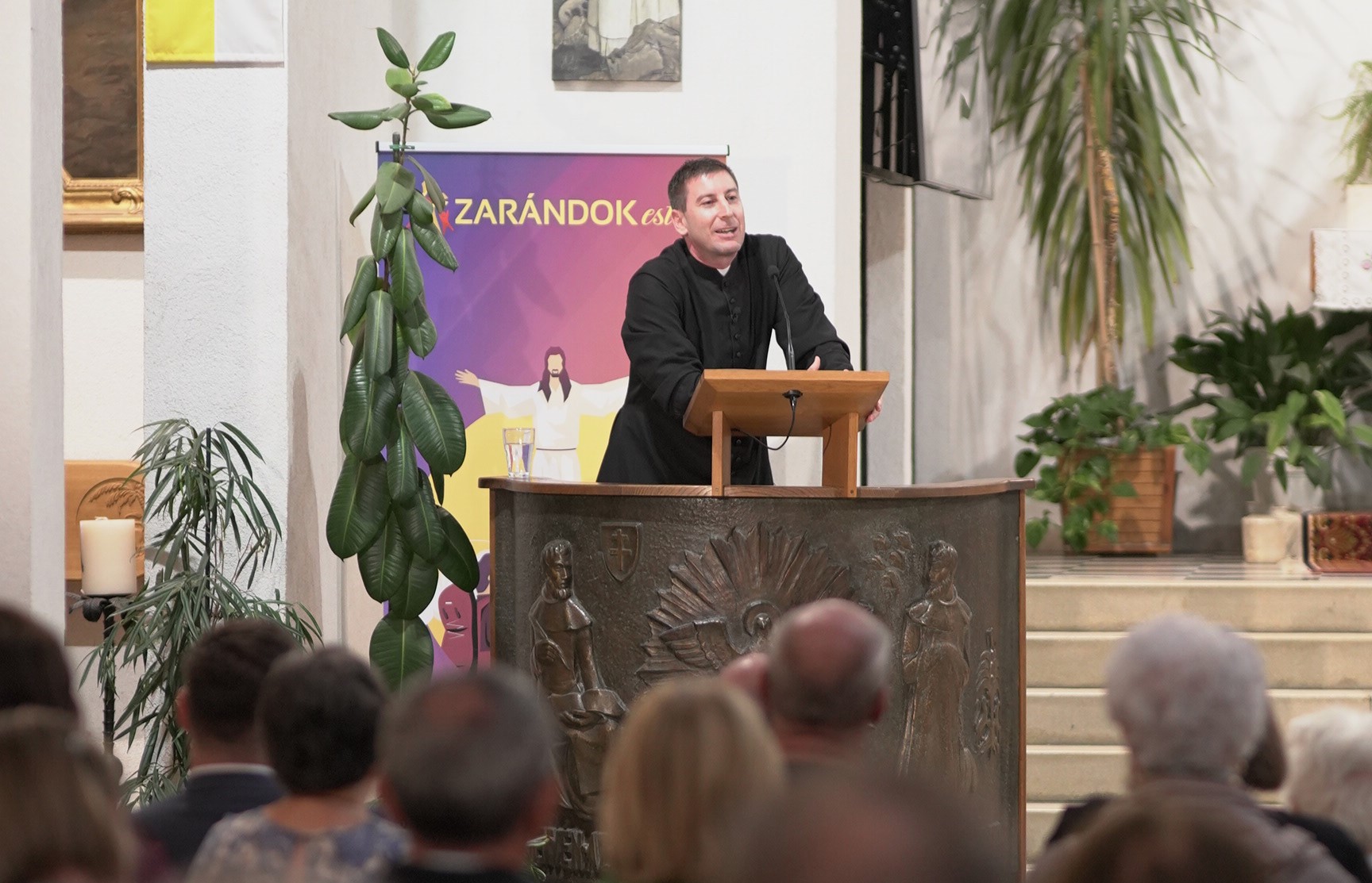 Közös Pompeji Rózsafüzér imára hív Simon Dávid atya 1 Zarandok Estek Simon David