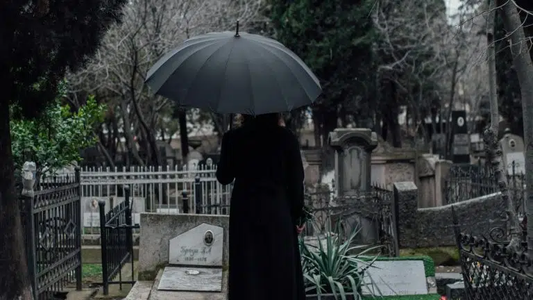 Mi szólhat az imádkozás mellett tragédiák idején?