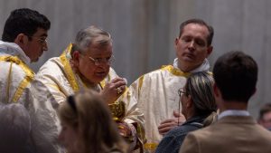 Raymond Burke bíboros latin misét celebrált a Szent Péter-bazilikában
