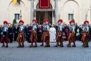 A Svájci Gárdisták 27 újonc alabárdosának eskütétele Leó pápa jelenlétében: Életünk árán is megvédjük a Szentatyát