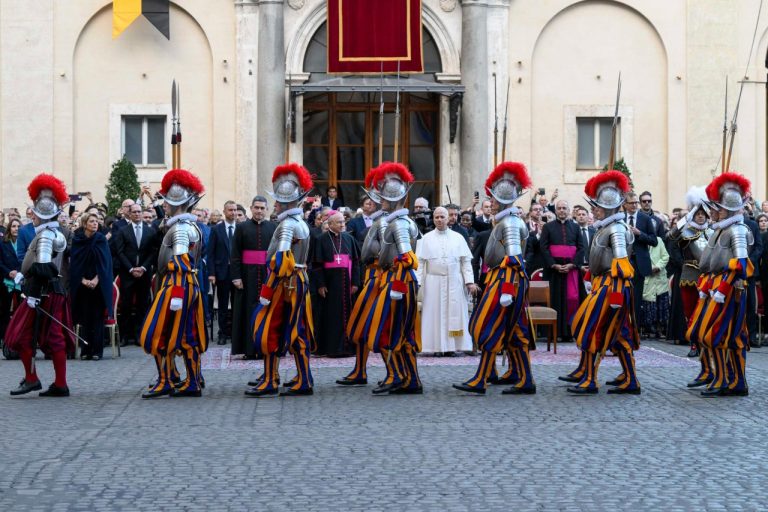 A Svájci Gárdisták 27 újonc alabárdosának eskütétele Leó pápa jelenlétében: Életünk árán is megvédjük a Szentatyát 6 A Svájci Gárdisták 27 újonc alabárdosának eskütétele Leó pápa jelenlétében: Életünk árán is megvédjük a Szentatyát