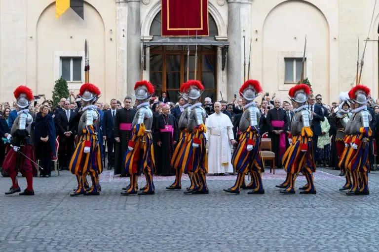 A Svájci Gárdisták 27 újonc alabárdosának eskütétele Leó pápa jelenlétében: Életünk árán is megvédjük a Szentatyát 1 A Svájci Gárdisták 27 újonc alabárdosának eskütétele Leó pápa jelenlétében: Életünk árán is megvédjük a Szentatyát