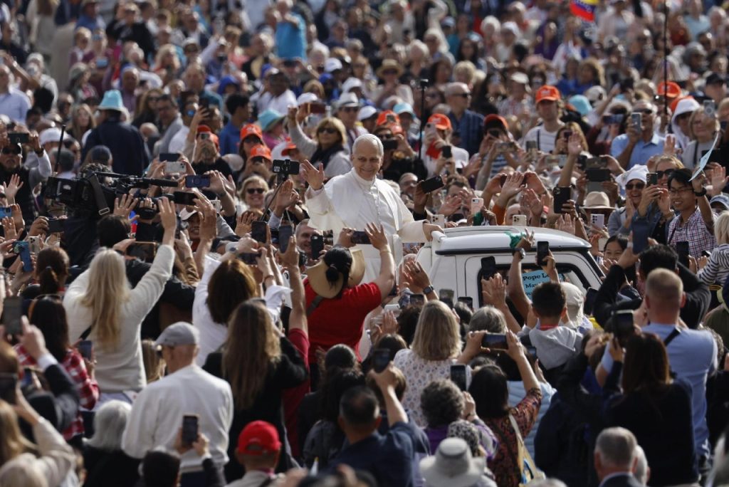 Leó pápa katekézise Jézus feltámadásáról: Szelíd, lefegyverző erő az irgalom reményében 2 558686209 1387649423369162 9169810279583705637 n