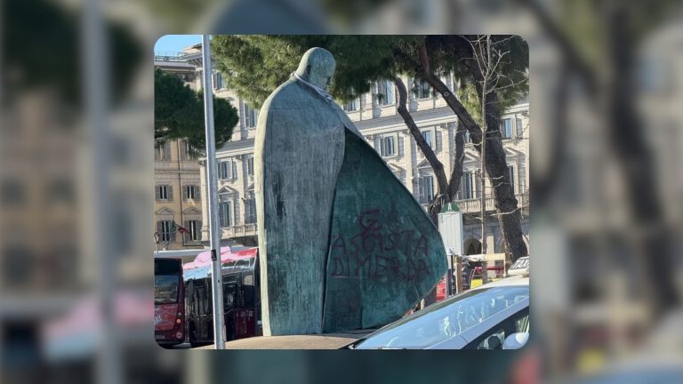 Vandalizmus Szent II. János Pál római szobra ellen 2 Vandalizmus Szent II. János Pál római szobra ellen