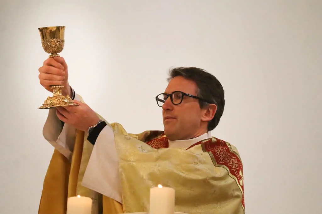 Vadászpilóta, bankár... Remek állásuk volt, mégis a papi hivatást választották 3 Xavier Laporte Weywada