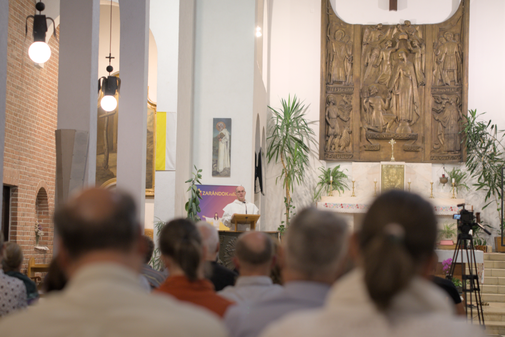A szentmise szimbólumai – látható jelek a Láthatatlanról – Zarándok Est Puskás Antal OSPPE atyával 2 Zarandok Est 2025 szeptember