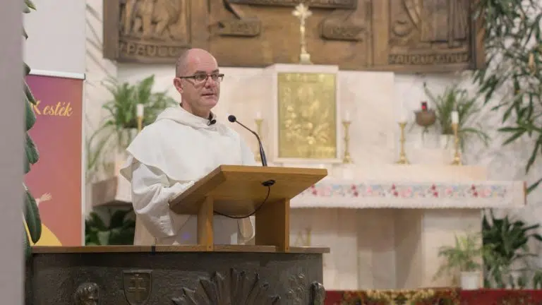 A szentmise szimbólumai – látható jelek a Láthatatlanról – Zarándok Est Puskás Antal OSPPE atyával