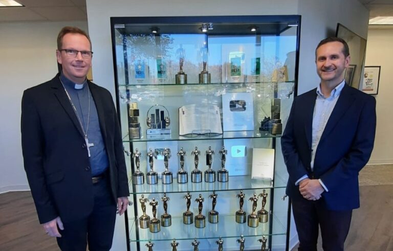 Az evangelizáció és lelki megújulás szolgálatában – Fábry Kornél püspök látogatása az Ascensionnél új távlatokat nyit a magyar katolikus médiában