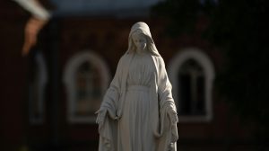 A Hittani Dikasztérium elutasítja a „Társmegváltó” cím használatát