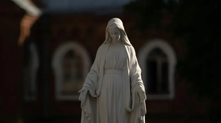 A Hittani Dikasztérium elutasítja a „Társmegváltó” cím használatát