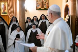 XIV. Leó programon kívül meglátogatta a karmelita nővéreket Harissában