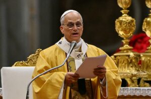 Leó pápa homíliája az éjjeli szentmisén: Nincs hely a földön Istennek, ha nincs hely az embernek