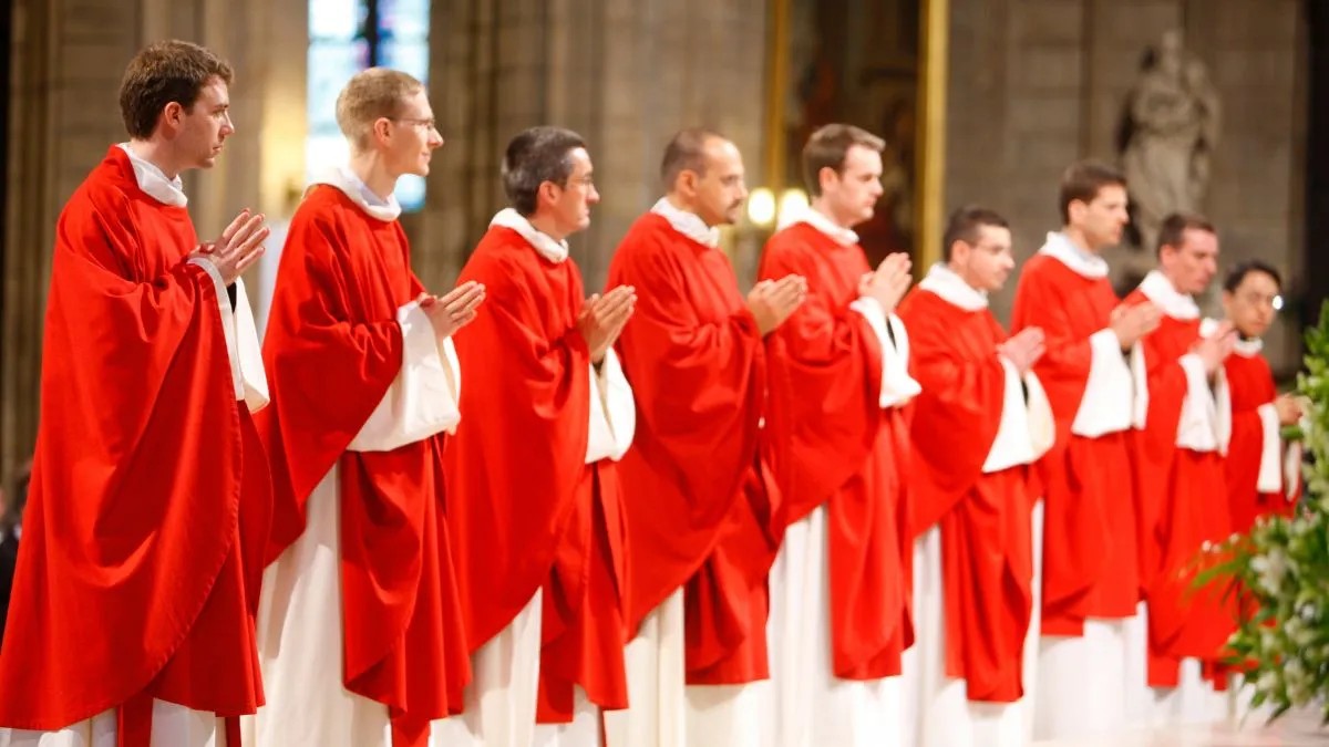 Egy uj felmeres szerint a papok „boldogok a hivatasukban