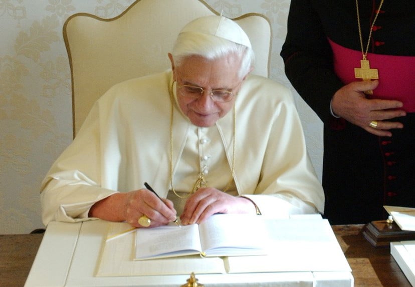 Az Isten szeretet 2 XVI. Benedek papa alairja elso enciklikajat