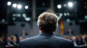 A pápa udvariasságra és egymás iránti tiszteletre buzdítja a politikusokat