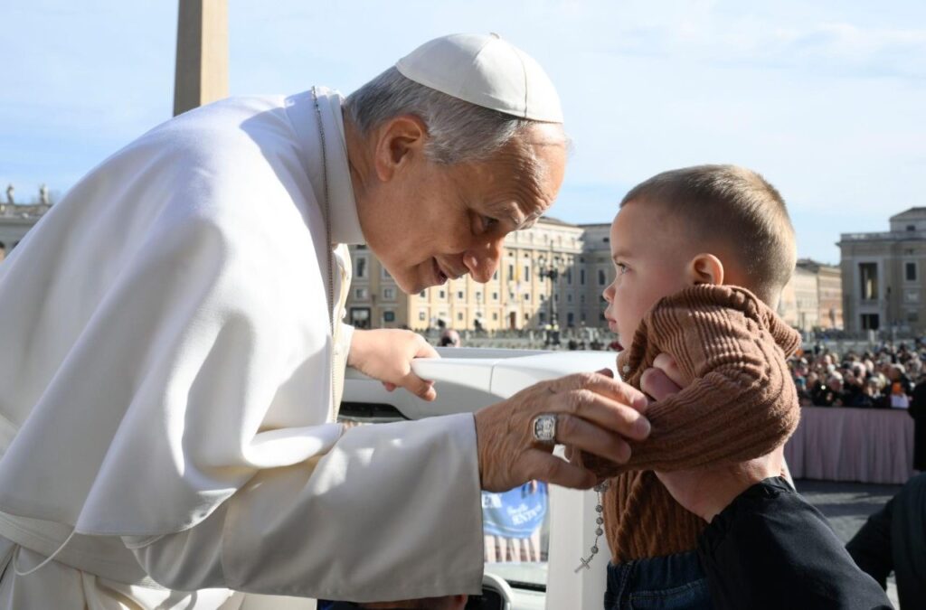 A pápa katekézise: Isten az egyházon keresztül gyűjti egybe és magához az emberiséget 4 635024638 1515131253954311 4616067342388107619 n