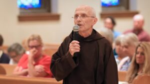 Nyolcvanöt éves korában elhunyt Pio atya titkára, aki megosztotta velünk a szenttel megesett történeteket