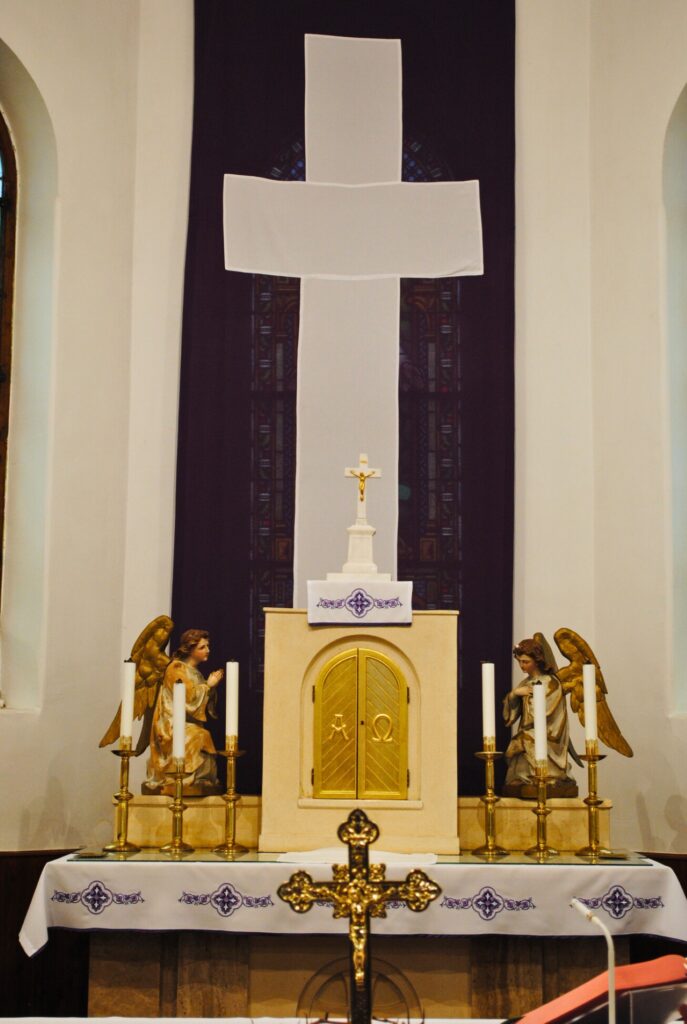 Balatonfuzfo Jezus szive templom oltara Egyedi