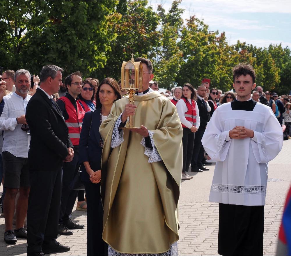 Laposa Norbert Bodi Magdi ereklyejet viszi