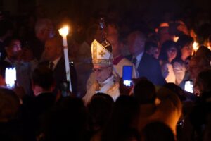 Leó pápa a húsvéti virrasztáson: Isten éltető szeretetét semmiféle kő nem tudja elzárni 8 Leó pápa a húsvéti virrasztáson: Isten éltető szeretetét semmiféle kő nem tudja elzárni