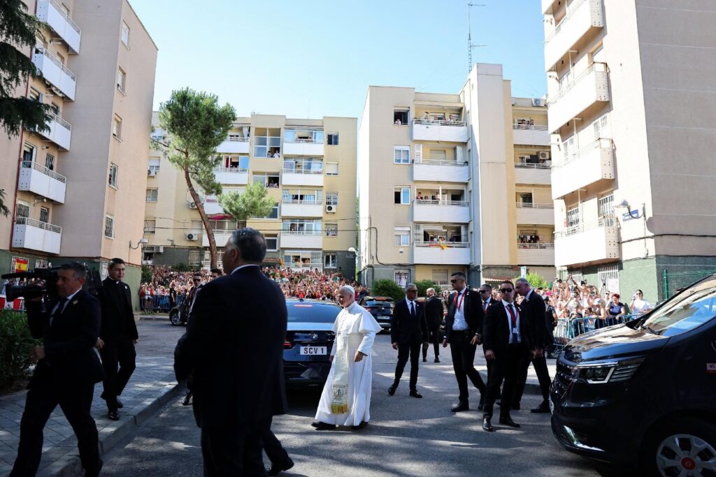 „A szeretet nem tűr halogatást” – XIV. Leó pápa látogatása a madridi szociális központban 2 716171001 1614494210684681 2486651880176773901 n
