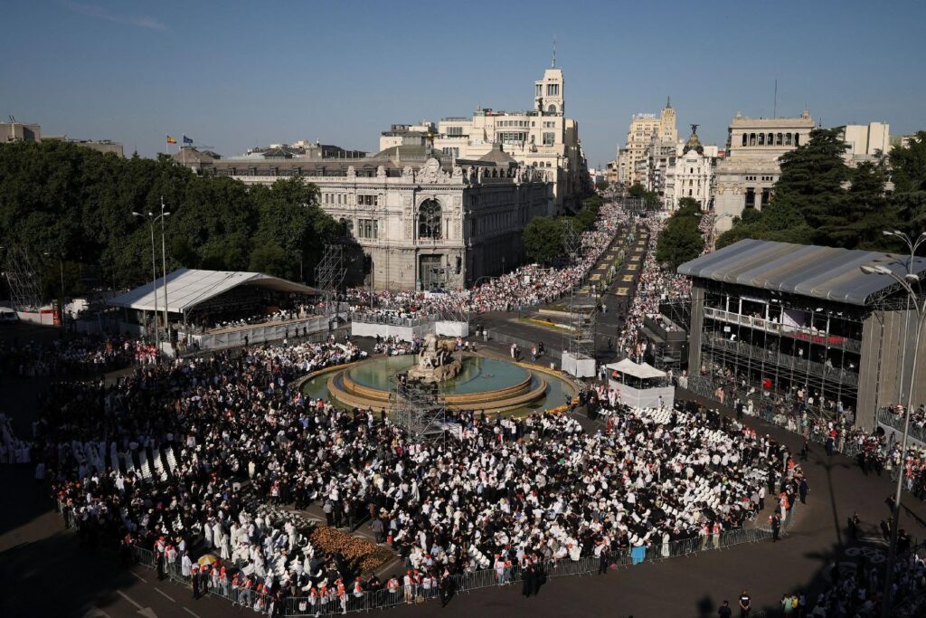 Leó pápa homíliája Madridban: Az úrnapi Krisztus velünk jár az utcákon és éltet minket 7 717249929 1615155240618578 628284243153899734 n