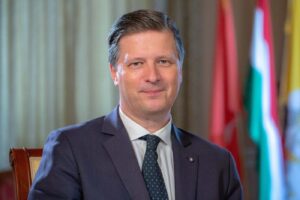 A tradicionális latin mise „a mai világ abszolút antitézise” – mondja Habsburg Eduárd 1 A tradicionális latin mise „a mai világ abszolút antitézise” – mondja Habsburg Eduárd