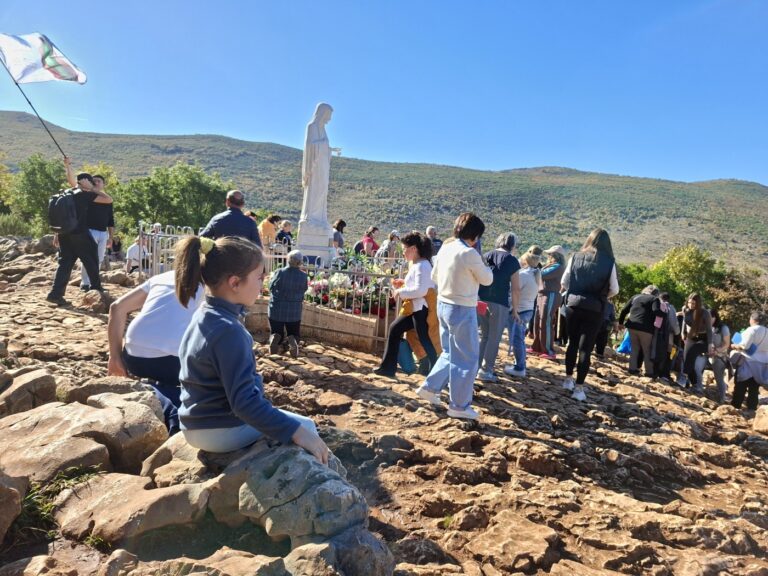 45 éve hív a Béke Királynője: Máriaremetén is bekapcsolódnak a medjugorjei évfordulós imádságba 1 Medjugorje evfordulo Egyedi