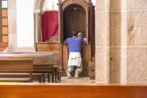 Mégsem lesz kötelező a francia papoknak a gyónási titok megsértése