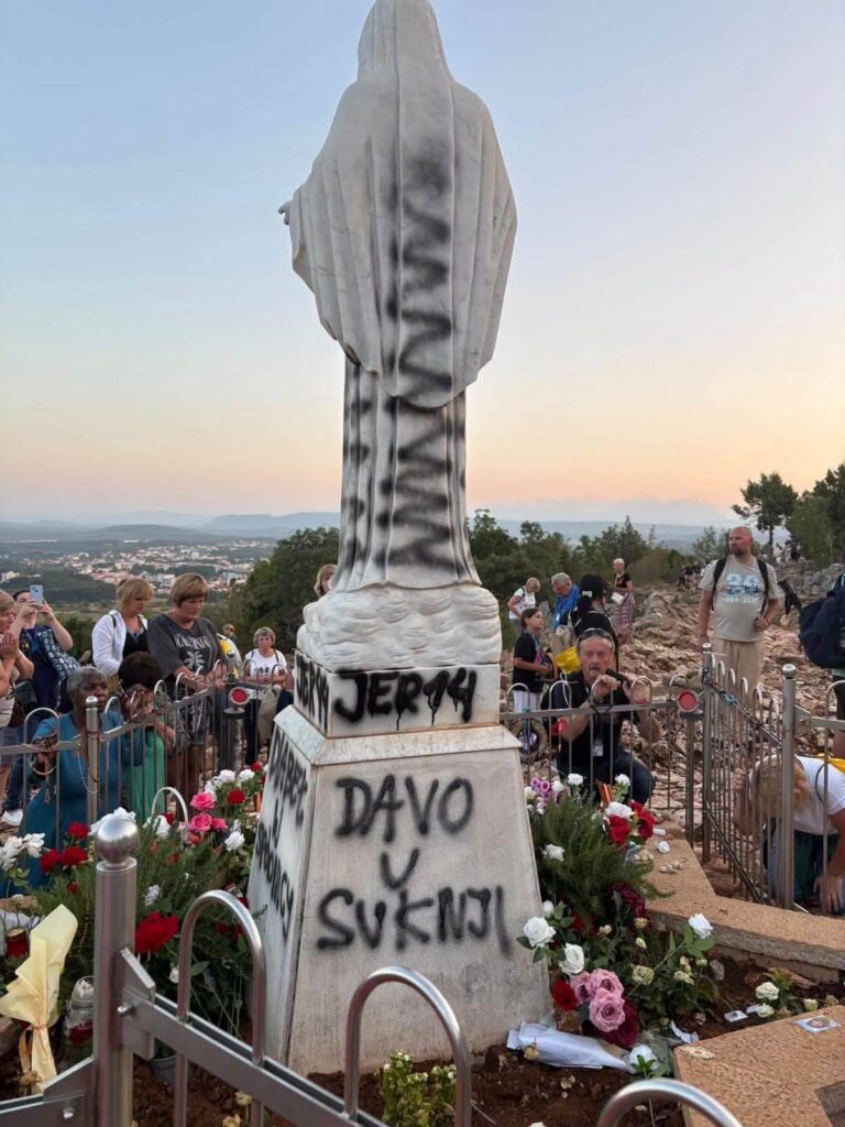 2026.07.28 Medjugorje vandalizmus jelenesek hegye