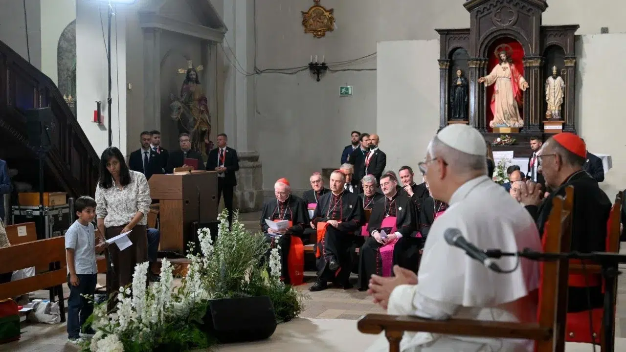 A 6 éves Renzo kérdései megindították XIV. Leó pápát Barcelonában 1 6 eves fiu es a papa